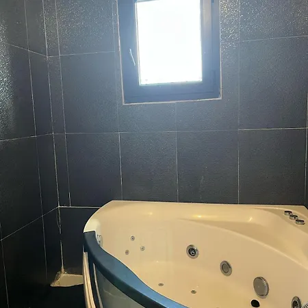 Large With Pool & Ledignan